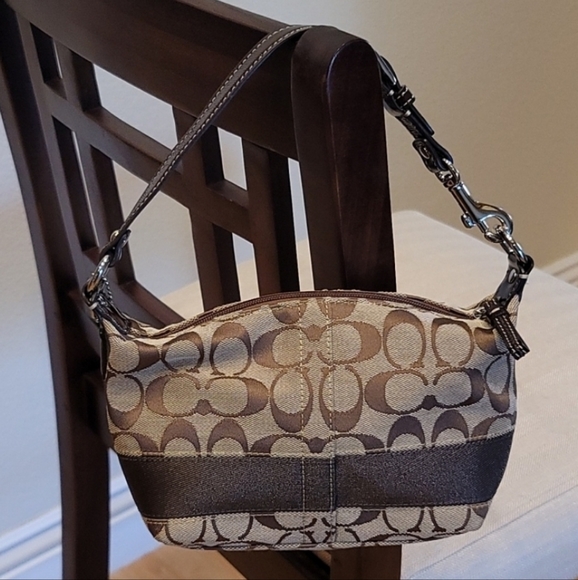 Welcome To My Closet - Picture 2 of 5